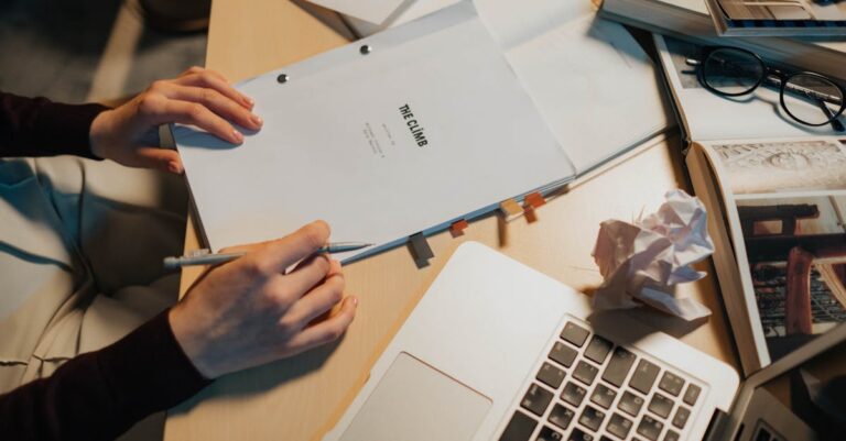 Pesquisador escrevendo notas detalhadas em laptop em ambiente de escritório minimalista iluminado naturalmente