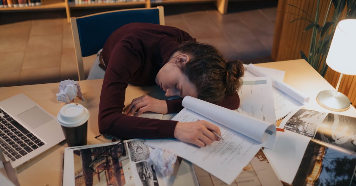 Pesquisadora focada organizando pilha de artigos acadêmicos e cadernos em mesa com iluminação natural