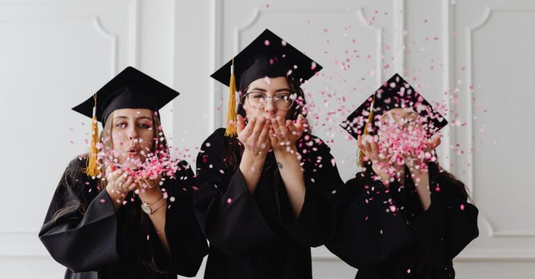 Estudante de doutorado celebrando sucesso acadêmico com tese aprovada em mesa organizada