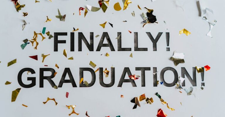 Acadêmico satisfeito revisando documento finalizado em laptop, sorriso sutil e ambiente profissional.