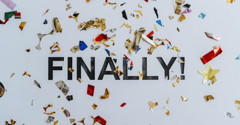 Pesquisadora bem-sucedida finalizando tese com foco sério e fundo neutro