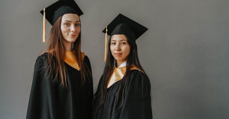 Pesquisador celebrando aprovação ética com documentos em mesa clean e iluminação natural profissional