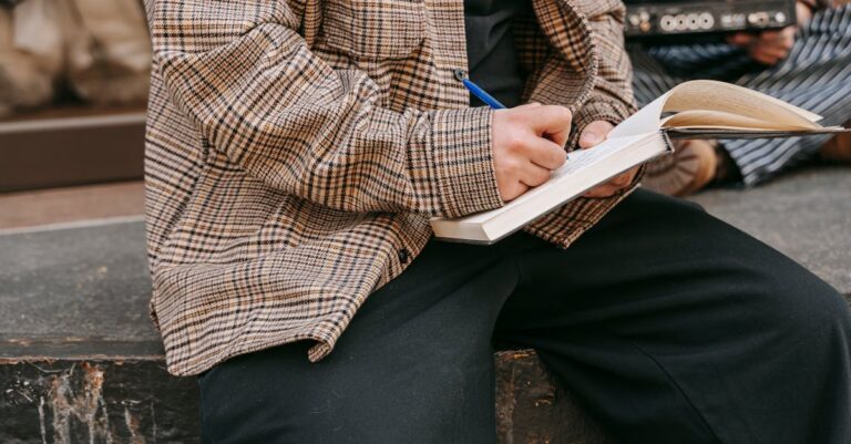 Mãos escrevendo plano passo a passo em caderno em ambiente minimalista