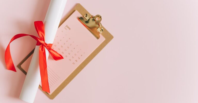 Pesquisador confiante marcando cronograma completo em calendário bright