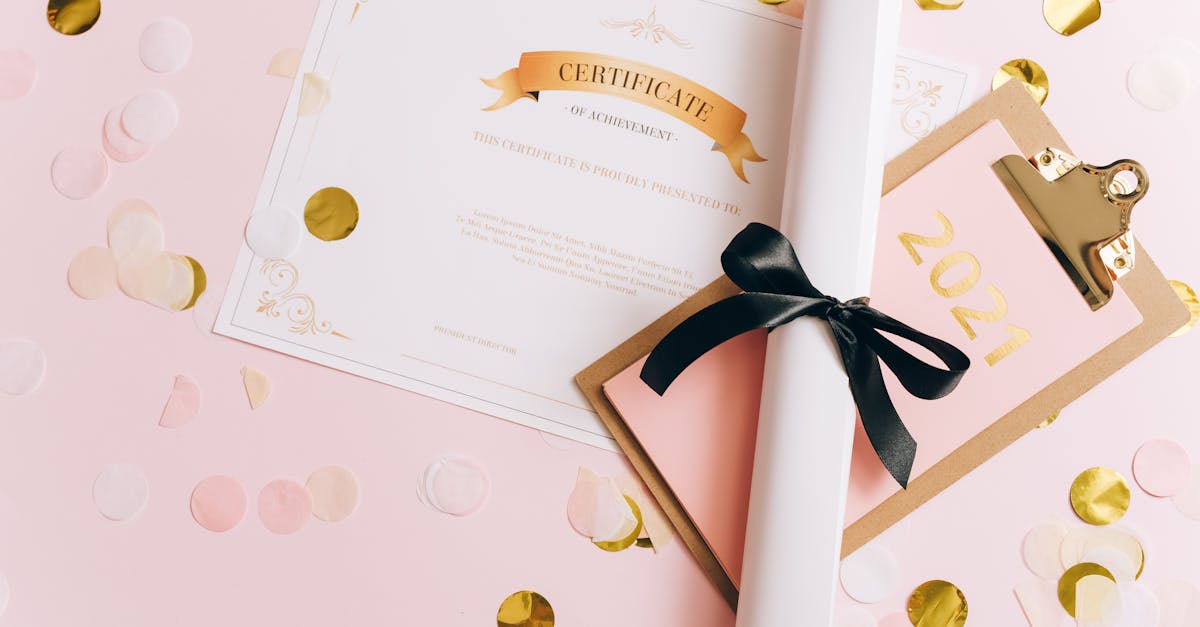 Pesquisador recebendo prêmio acadêmico em ambiente claro e profissional