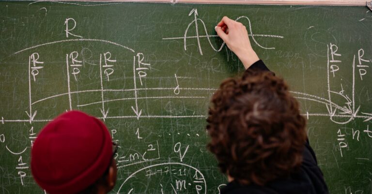 Pesquisador desenhando diagrama de métodos mistos em caderno com iluminação natural