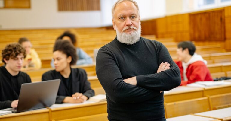 Estudante e professor conversando em ambiente de escritório minimalista e iluminado.