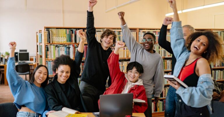 Pesquisadores celebrando sucesso acadêmico com sorrisos discretos em ambiente profissional luminoso.