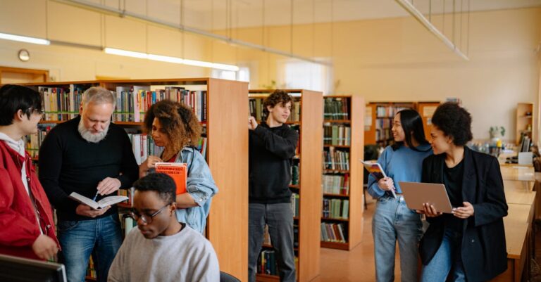 Pesquisadores em reunião focada discutindo gaps na literatura acadêmica