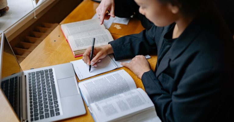 Acadêmico reescrevendo notas em laptop com estrutura lógica alterada
