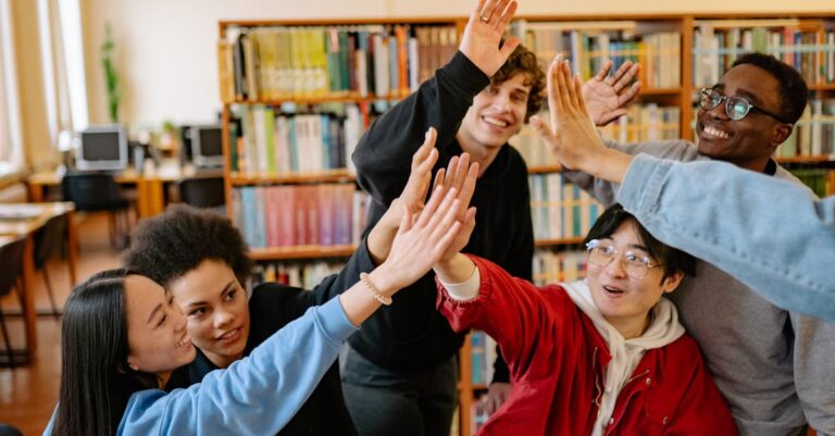Pesquisador sorrindo com laptop e documentos acadêmicos em ambiente claro e minimalista