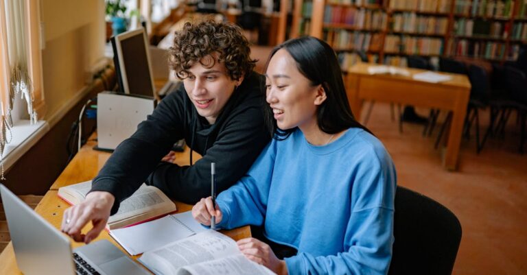 Mulher pesquisadora auditando lista de referências bibliográficas em caderno