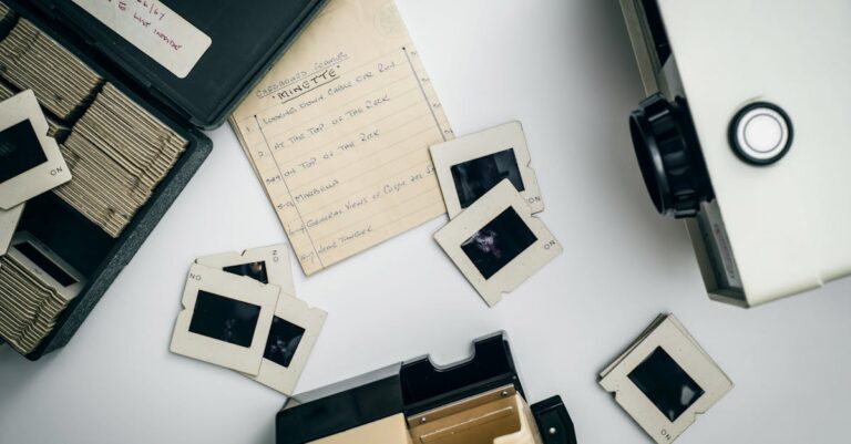 Pesquisador focado editando slides acadêmicos em laptop com fundo limpo