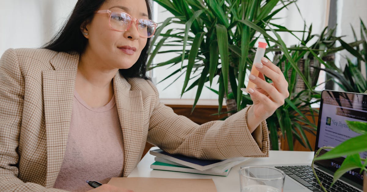 Pesquisadora focada revisando documentos éticos em um notebook sobre mesa clean com iluminação natural