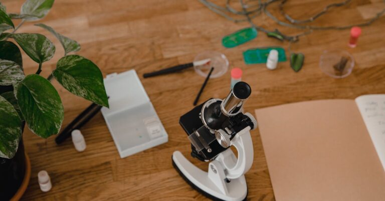 Pesquisador concentrado em mesa de trabalho iluminada naturalmente analisando documentos