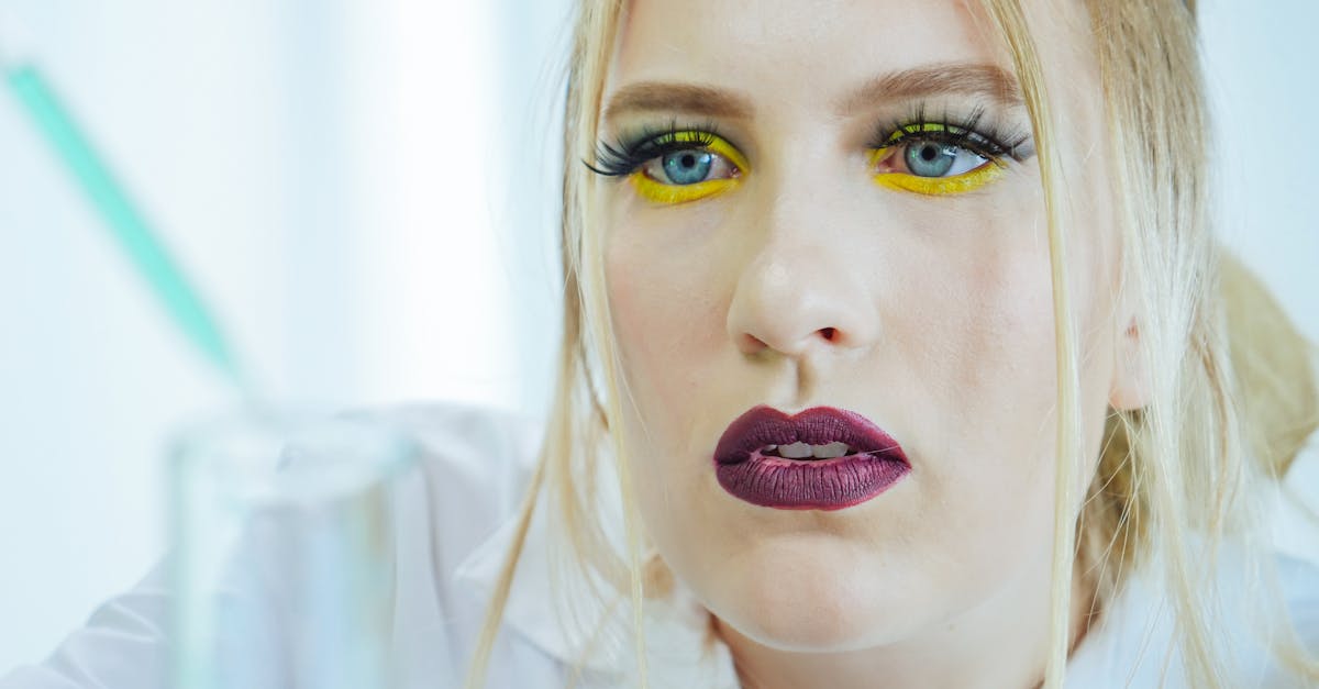 Pesquisador focado analisando gráfico de regressão e resíduos em tela de laptop com iluminação natural