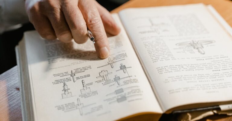 Pesquisador escrevendo numeração sequencial em caderno próximo a tabelas impressas