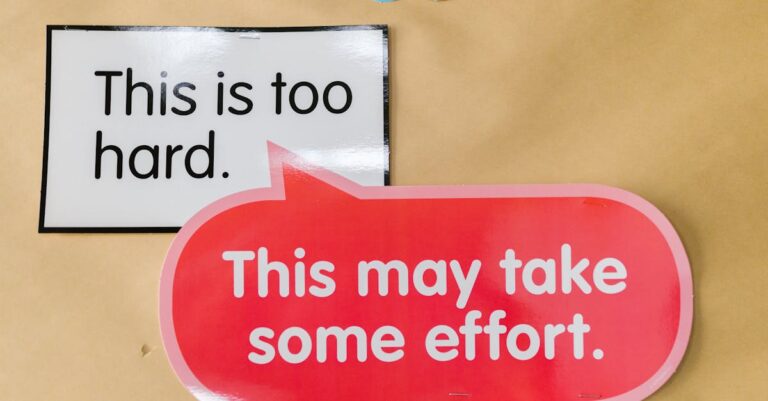 Pesquisador removendo bloqueios simbólicos enquanto estuda em ambiente minimalista