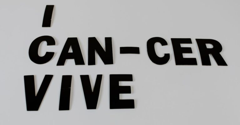 Pesquisador determinado superando obstáculos acadêmicos em mesa de trabalho organizada com fundo claro