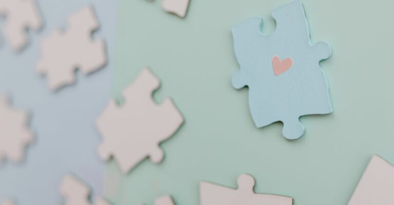 Pesquisador montando peças de quebra-cabeça representando dados e teoria em ambiente minimalista.