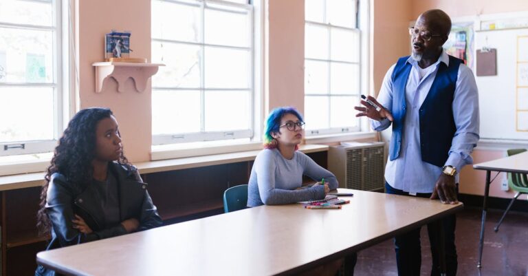 Orientador e estudante discutindo documentos acadêmicos em ambiente profissional iluminado