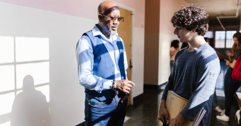 Pesquisador e orientador discutindo tese em ambiente profissional claro e minimalista.