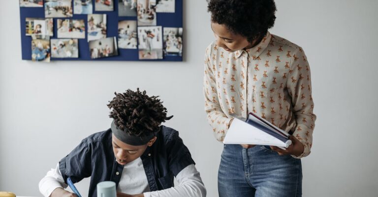 Acadêmico formatando tabela de operacionalização de variáveis em computador