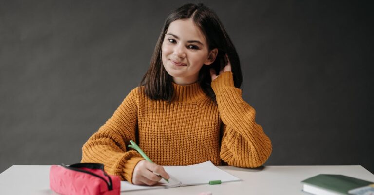 Pessoa escrevendo carta acadêmica detalhada em mesa de escritório minimalista