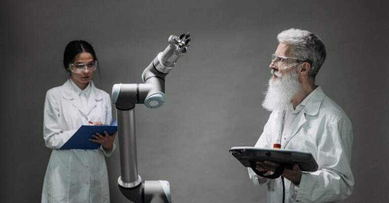 Pesquisadora planejando pesquisas futuras em caderno com expressão visionária e iluminação natural