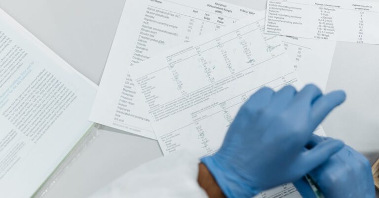 Pesquisador revisando tabela de resultados estatísticos em ambiente luminoso