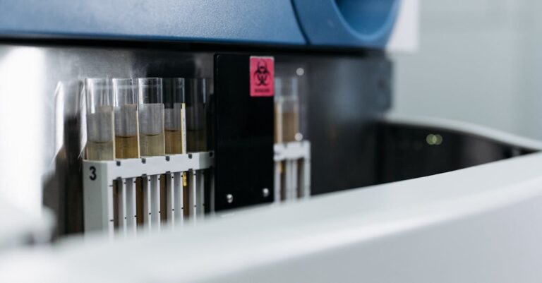 Mulher pesquisadora testando questionário com grupo pequeno em mesa clean