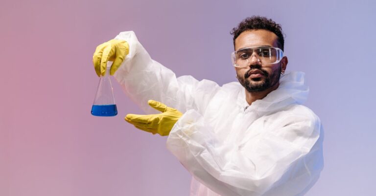 Epidemiologista em ambiente claro planejando estudo observacional com notas e laptop