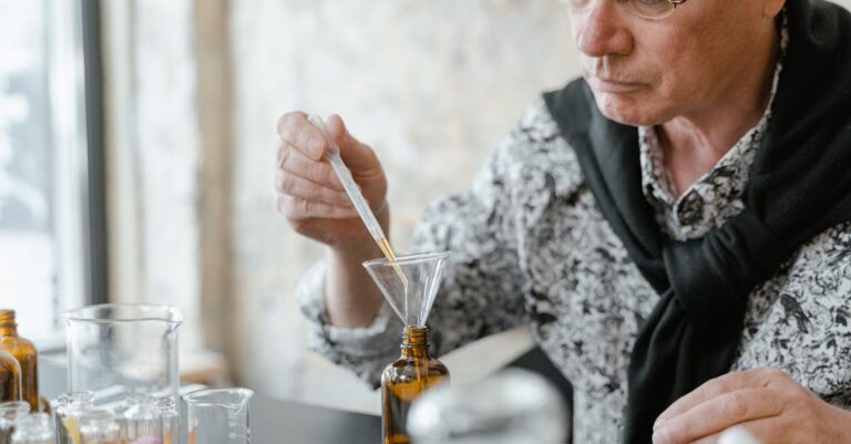 Cientista criando fluxograma de pesquisa em tablet com fundo clean e foco profissional