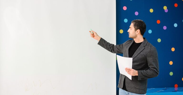 Configuração técnica profissional com projetor e setup para apresentação acadêmica