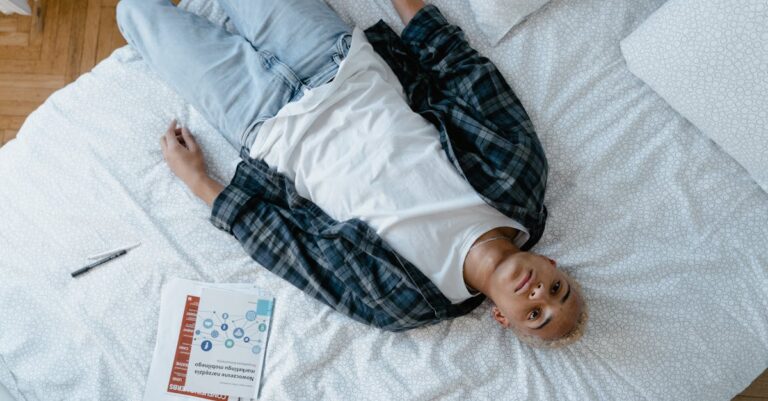 Estudante de pesquisa dividindo tarefas em subtarefas em notebook com foco e iluminação natural