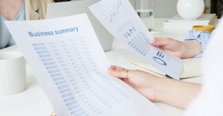 Acadêmico sério analisando resumo de tese em documento impresso com iluminação natural