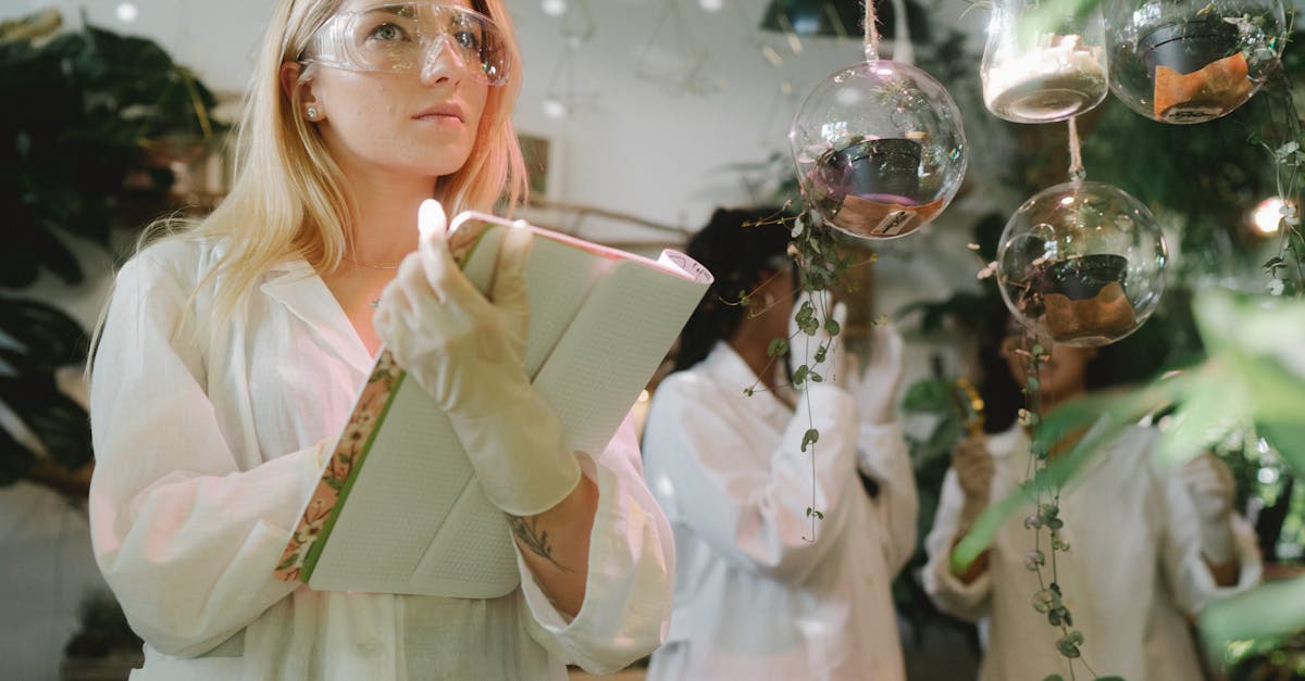 Pesquisadora focada escrevendo em notebook com timer Pomodoro em mesa clean com iluminação natural
