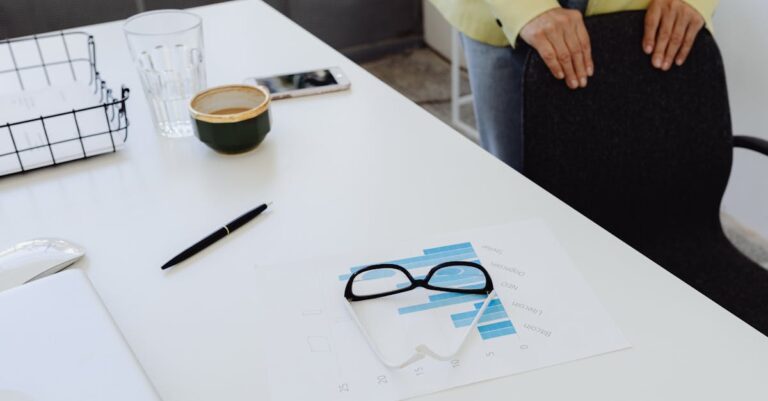 Pesquisador formatando tabela estatística com coeficientes em documento acadêmico claro