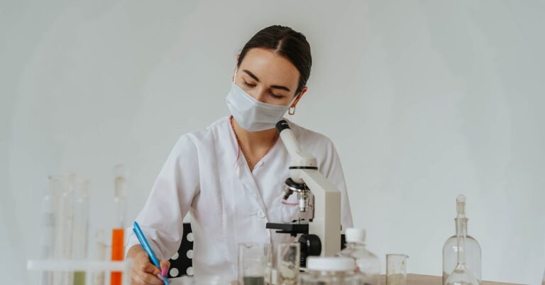 Pesquisadora testando questionário em papel com caneta em mesa limpa