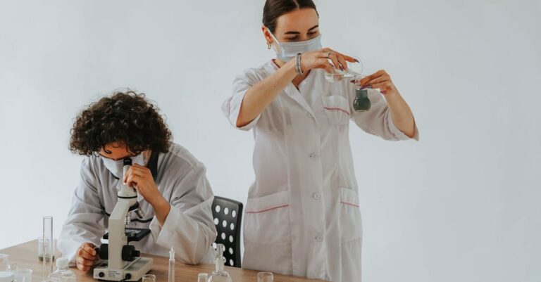 Cientista adaptando métodos e gráficos de dados em tela com iluminação clara