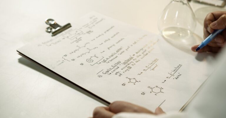 Pesquisadora escrevendo notas estruturadas em caderno em escritório minimalista com luz natural