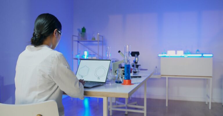 Pesquisadora confiante analisando dados em laptop em ambiente de escritório minimalista com iluminação natural