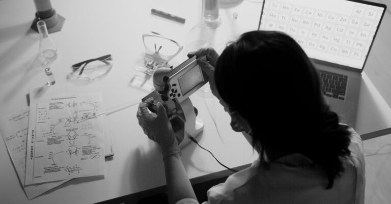 Pesquisador inserindo parâmetros no software G*Power na tela do computador em setup minimalista