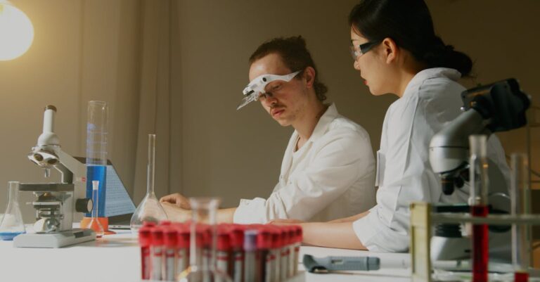 Pesquisador organizando tabela de dados estatísticos em notebook com iluminação natural suave