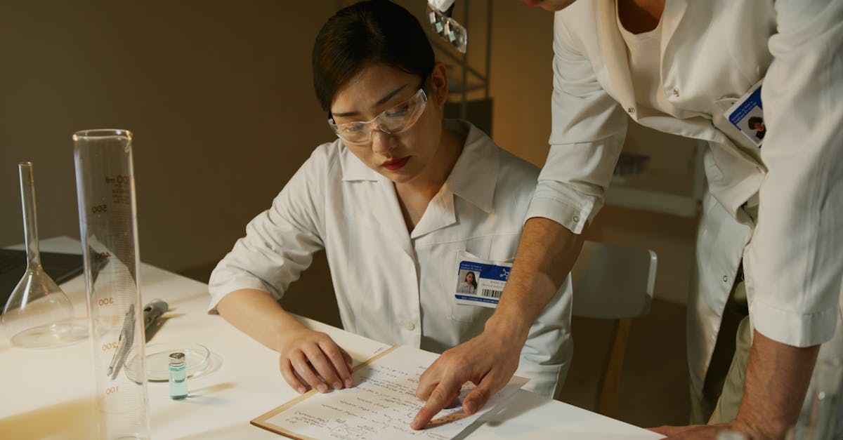 Pesquisadora focada revisando anotações de tese em mesa com iluminação natural e fundo limpo.