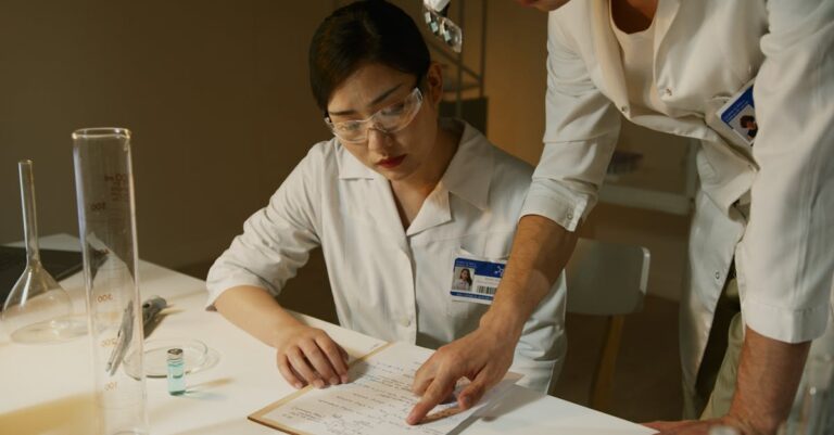 Grupo de pesquisadores discutindo anotações em mesa clean com foco e iluminação suave.