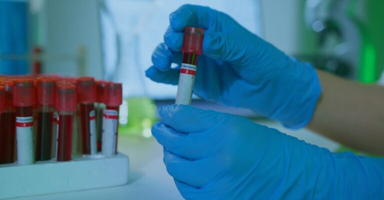 Pesquisador verificando critérios de elegibilidade em documento acadêmico sobre mesa limpa