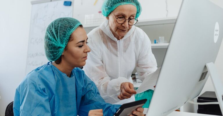 Pesquisador focado lendo relatórios acadêmicos em ambiente iluminado com fundo claro