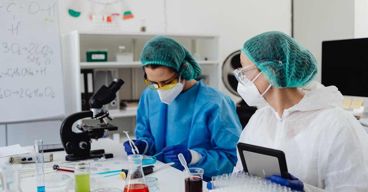 Pesquisador focado em laptop analisando dados qualitativos com software profissional, iluminação natural e fundo limpo