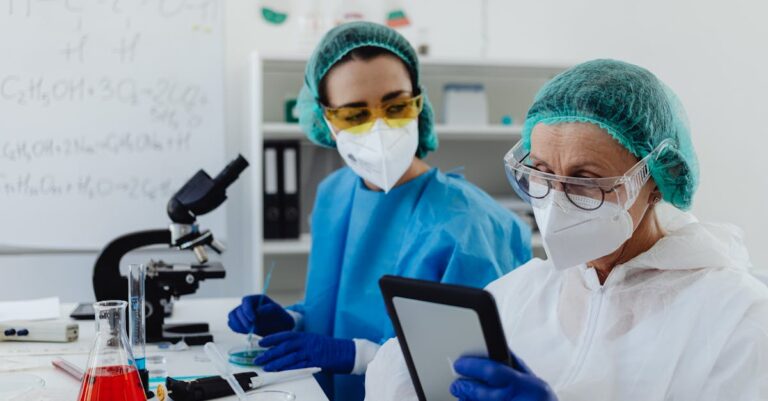 Pesquisadora organizando instrumentos de coleta de dados como questionários em setup clean de escritório